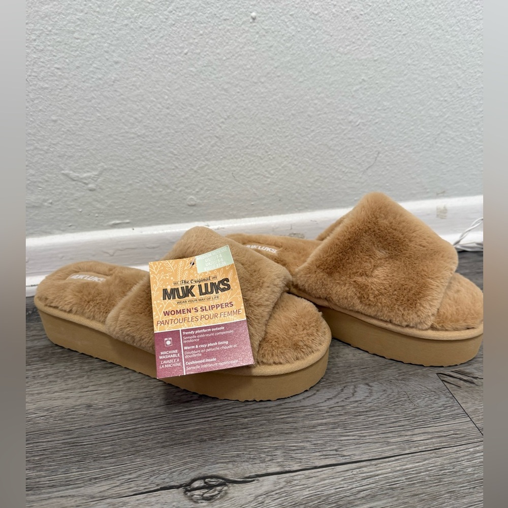 Muk Luks Women's Tan Platform Plush Slippers Size 7